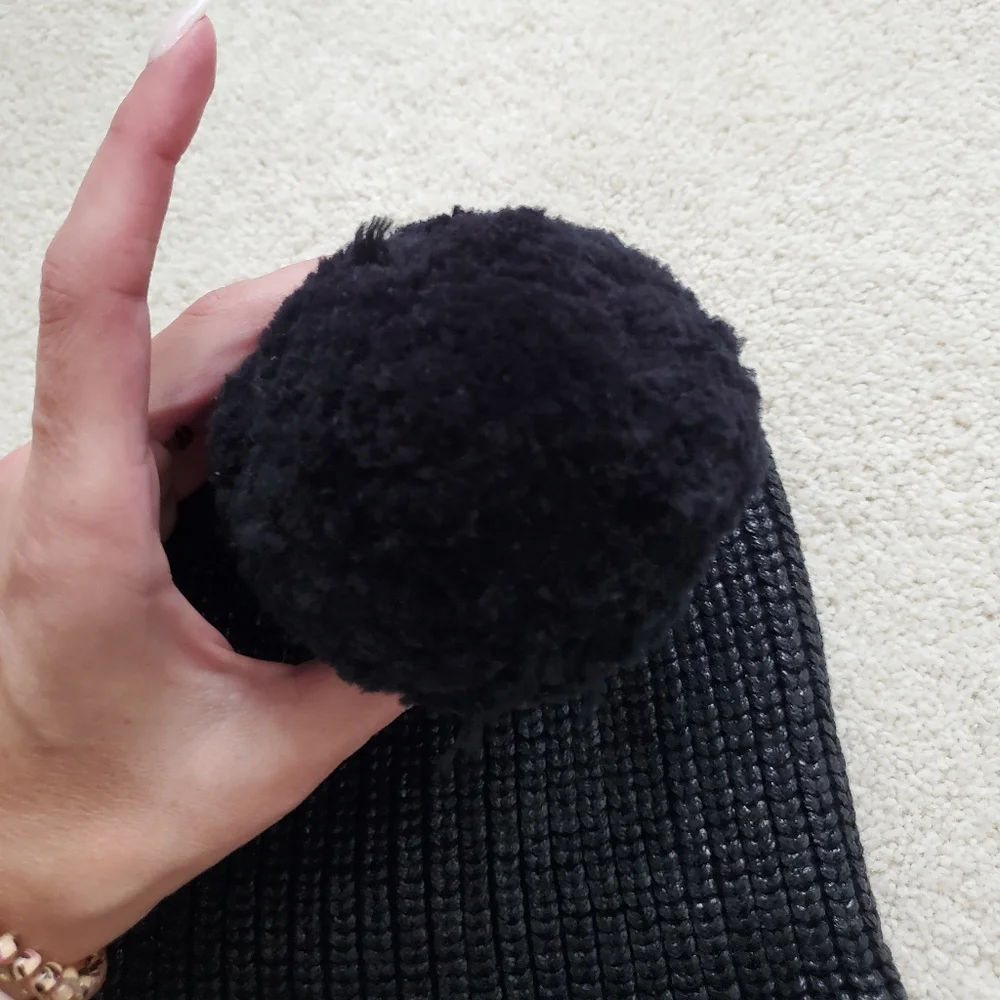 Lululemon All That Shimmers Toque Wool Beanie Winter Pompom Hat in Black